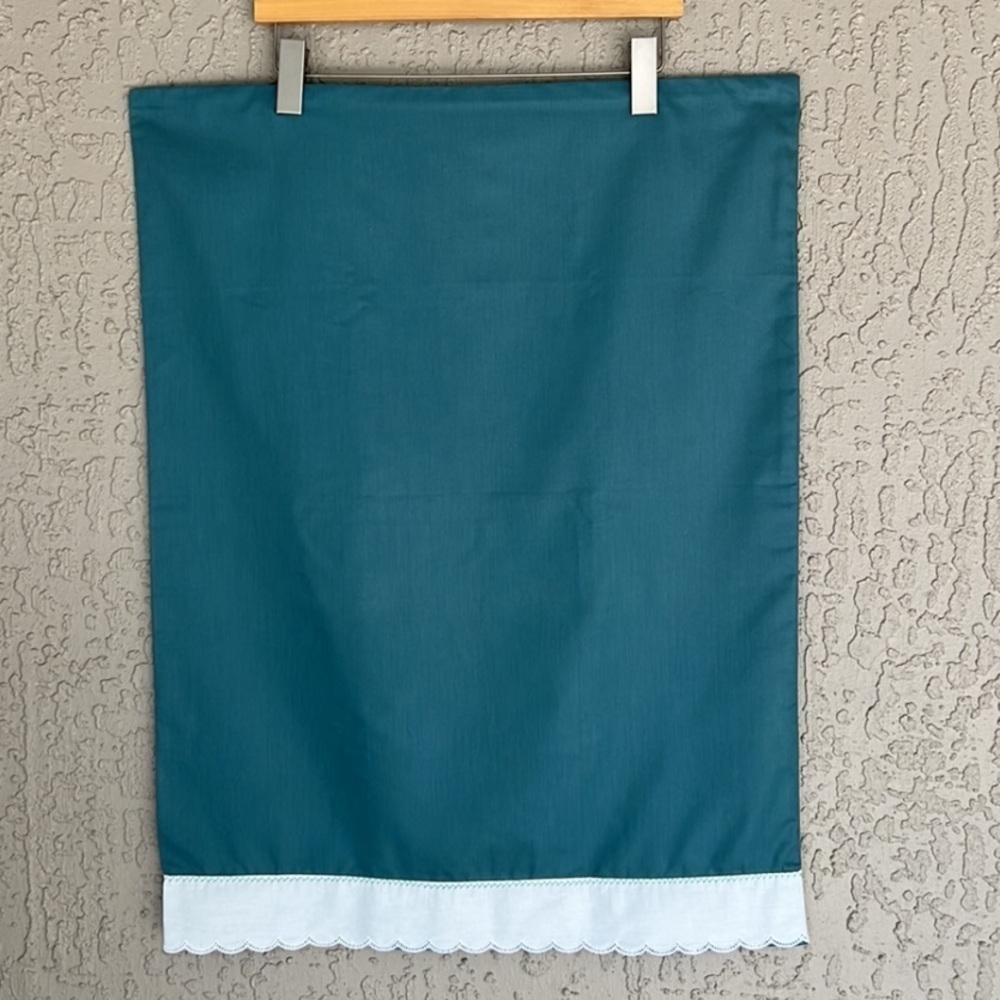 Vintage Green Pillowcase Set Scalloped Eyelet Trim Cottage Style - Picture 3 of 6